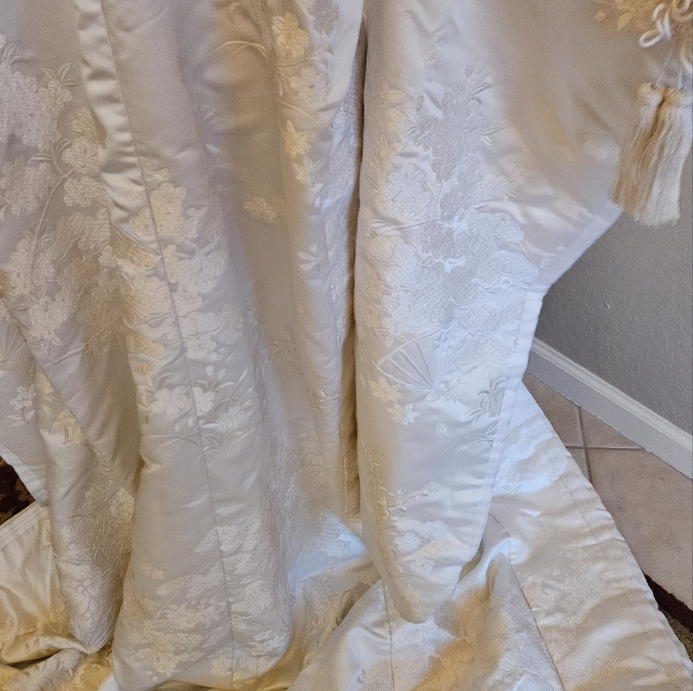 Authentic Japanese White Silk Embroidered Padded Women's Wedding Kimomo - Picture 9 of 15